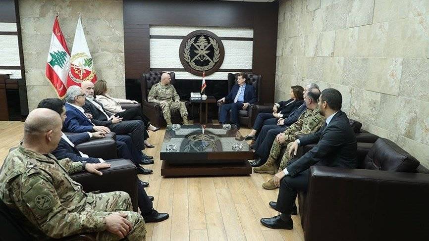 قائد الجيش بحث مع هارون ووفد مستوردي الأدوية مشاكل القطاع الصحي