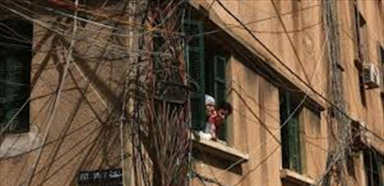 "لو موند" تفتح ملف أزمة الكهرباء: "مافيا".. وهذا ما قالته عن البواخر