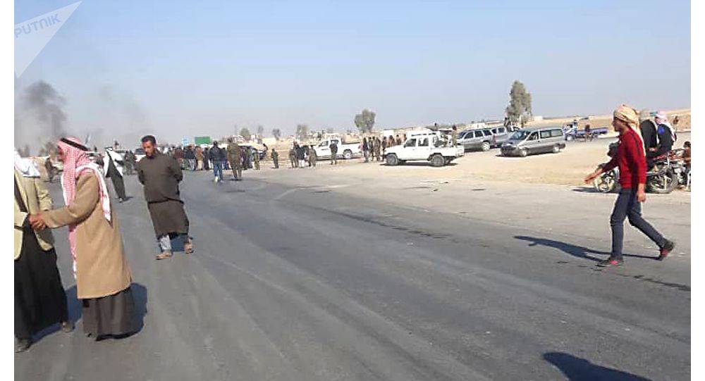 متظاهرون يقطعون طريق الحسكة ــ دير الزور احتجاجا على اعتقال مواطن وابنته