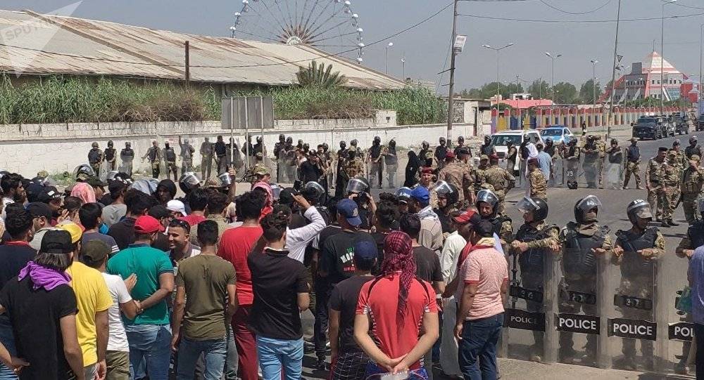 محتجون يغلقون أهم موانئ العراق مع اتساع نطاق الإضرابات