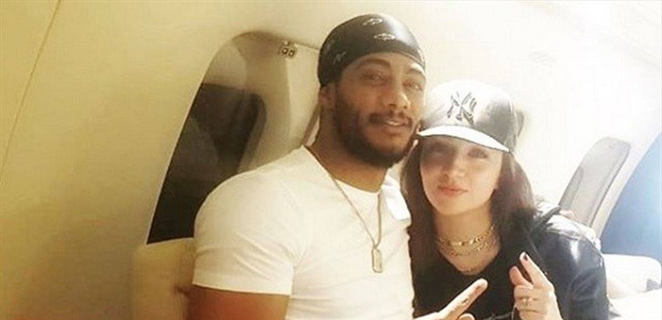 محمد رمضان يغازل زوجته في الطائرة (صورة)
