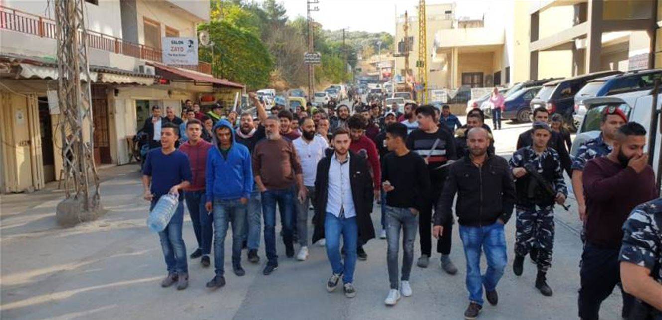 مسيرة للمحتجين في حلبا واقفال مؤسسات ومصارف ومدارس