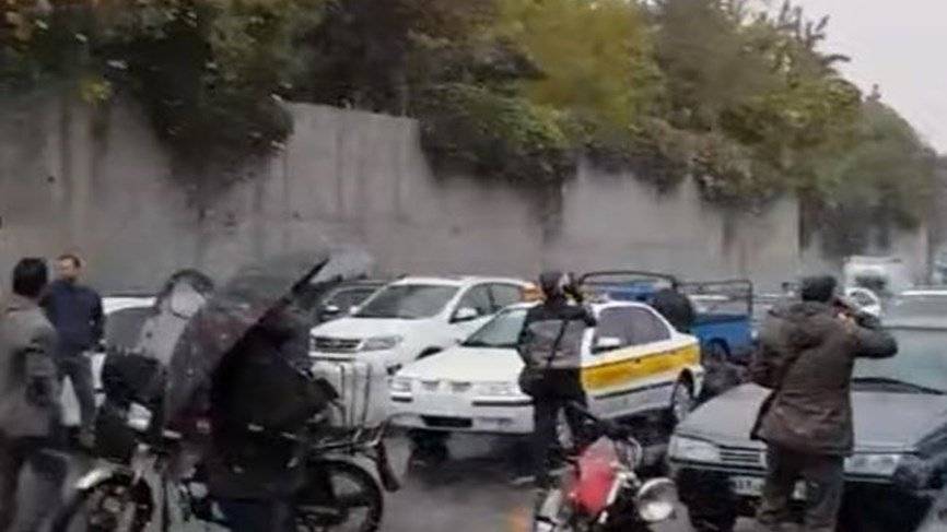 محتجون يشلون طرقات طهران بعد زيادة اسعار الوقود