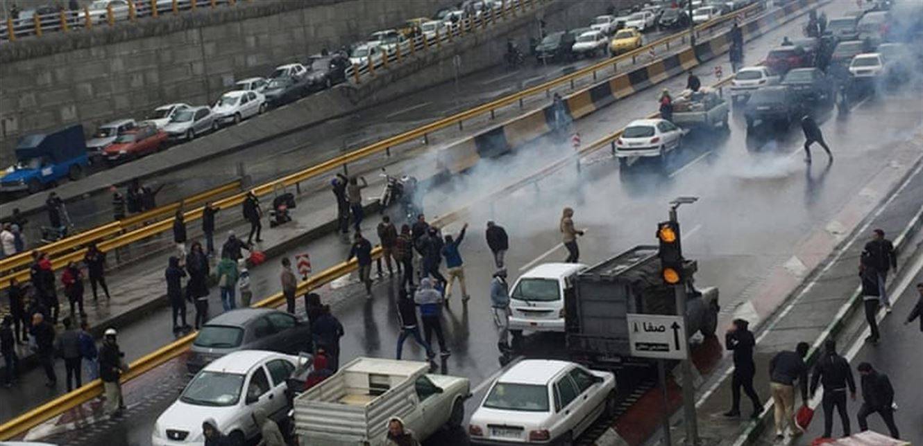 4 قتلى حصيلة الاحتجاجات الإيرانية.. تخريب وإحراق مؤسسات بسبب رفع أسعار الوقود