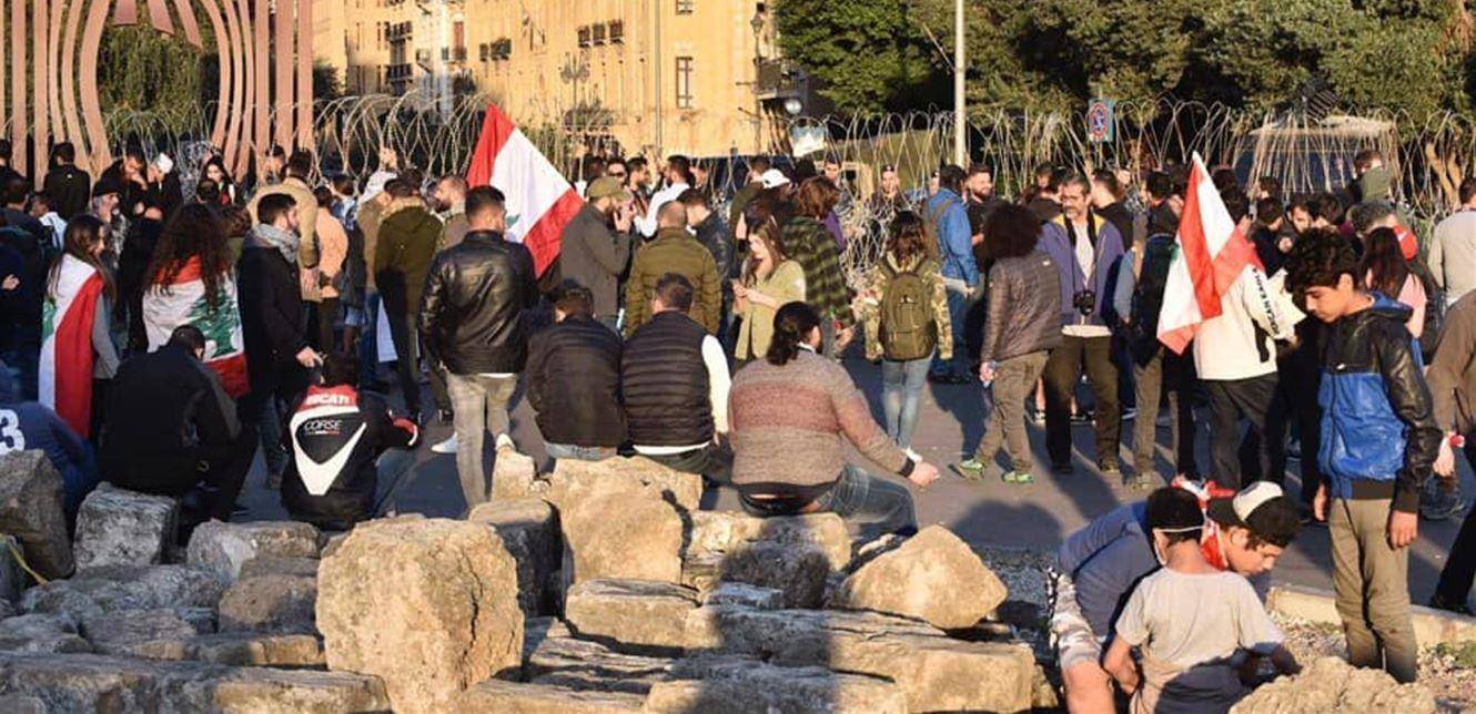محتجّون افترشوا الطريق على جادة شفيق الوزان