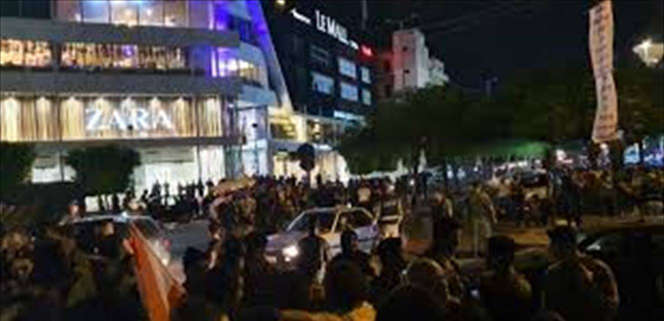 ساحة ايليا غصت بالمحتجين ما ادى الى اقفال طريق التقاطع