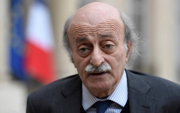 جنبلاط يتأرجح على وقع الأحداث... « في القلب مع الحراك وضدّه في العقل»
الإلتحاق بالحريري عمليّة مُعقدة... وحياد إيجابي مع حارة حريك