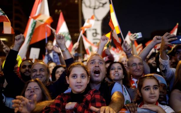 «طلعت ريحتـكن» و«حزب سبعة» : الإشتراكي والقوات والكتائب قطعوا الطرقات
الأحزاب تطـمـح لقـطـف ثـمار حراكـنـا... «الأحزاب بــرّا... كـلّـن يعـني كـلـّن»