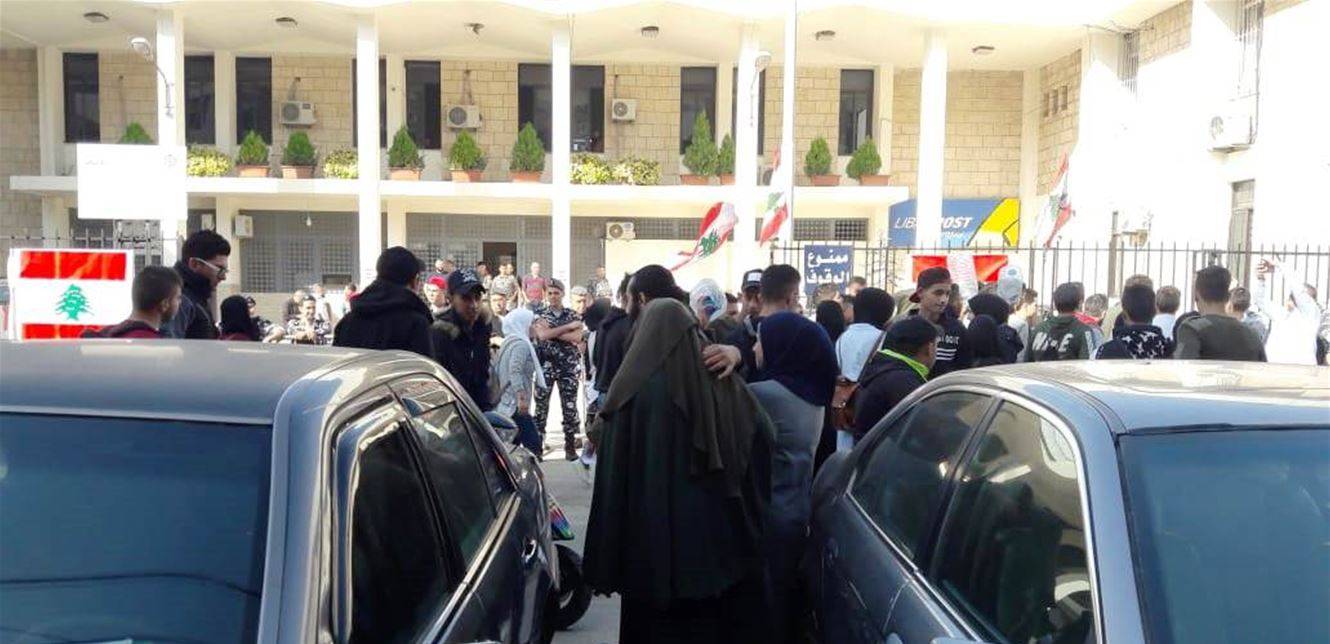 مسيرة احتجاجية في حلبا أقفلت إدارات رسمية