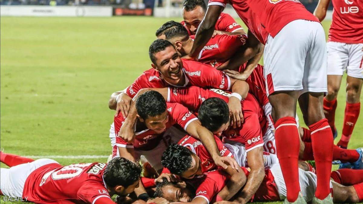 الأهلي يتصدر الدوري المصري بعد سقوط أول للزمالك