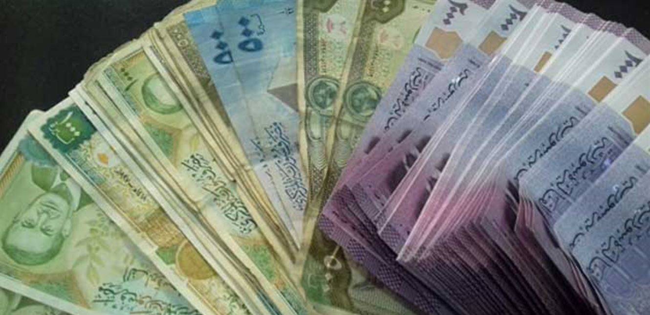 الدولار عند مستويات قياسية جديدة.. هكذا أثرت الأزمة في لبنان على السوريين