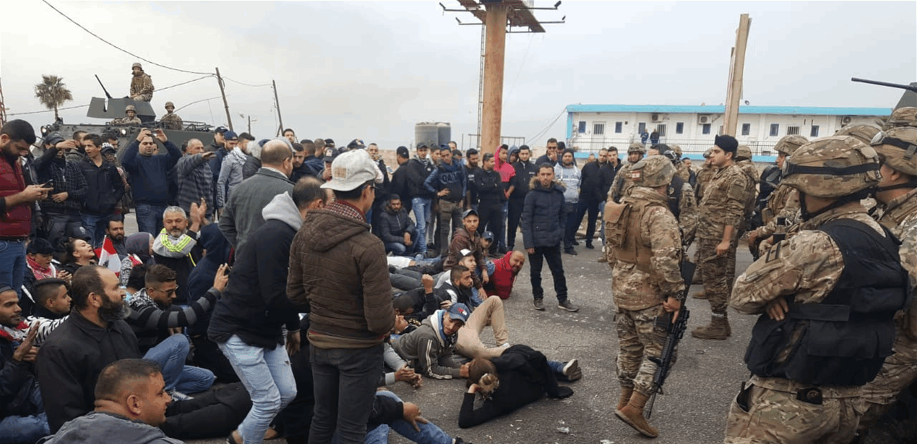 مواطنون يفترشون الأرض عند مدخل طرابلس الجنوبي بعد وصول قوة من الجيش