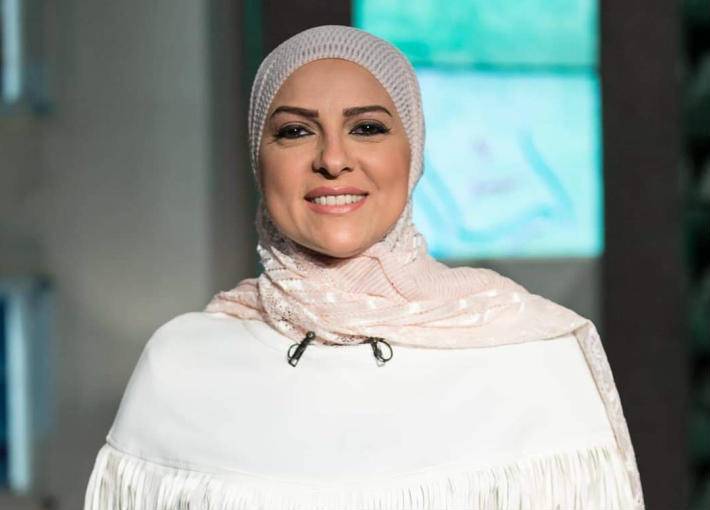 عدوة الله... دعاء فاروق تنفعل بسبب إحدى المتابعات