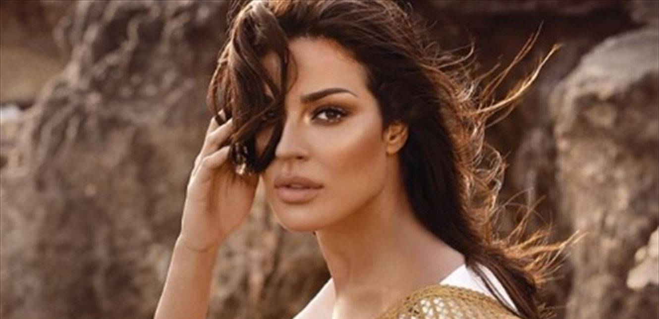 قفزة جريئة لنادين نجيم في حوض السباحة (فيديو)