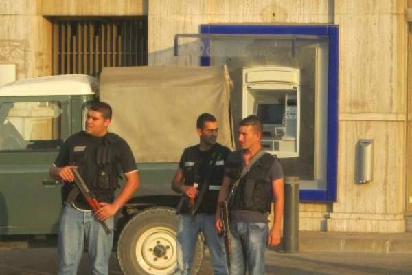 محتجون يتجمعون أمام ثكنة صربا مطالبين بالإفراج عن أبنائهم