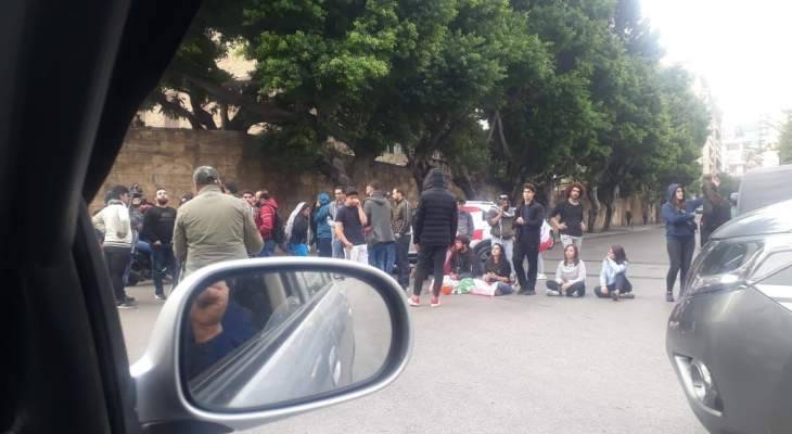 معتصمون يقطعون الطريق في القنطاري أمام برج المر باتجاه الحمرا