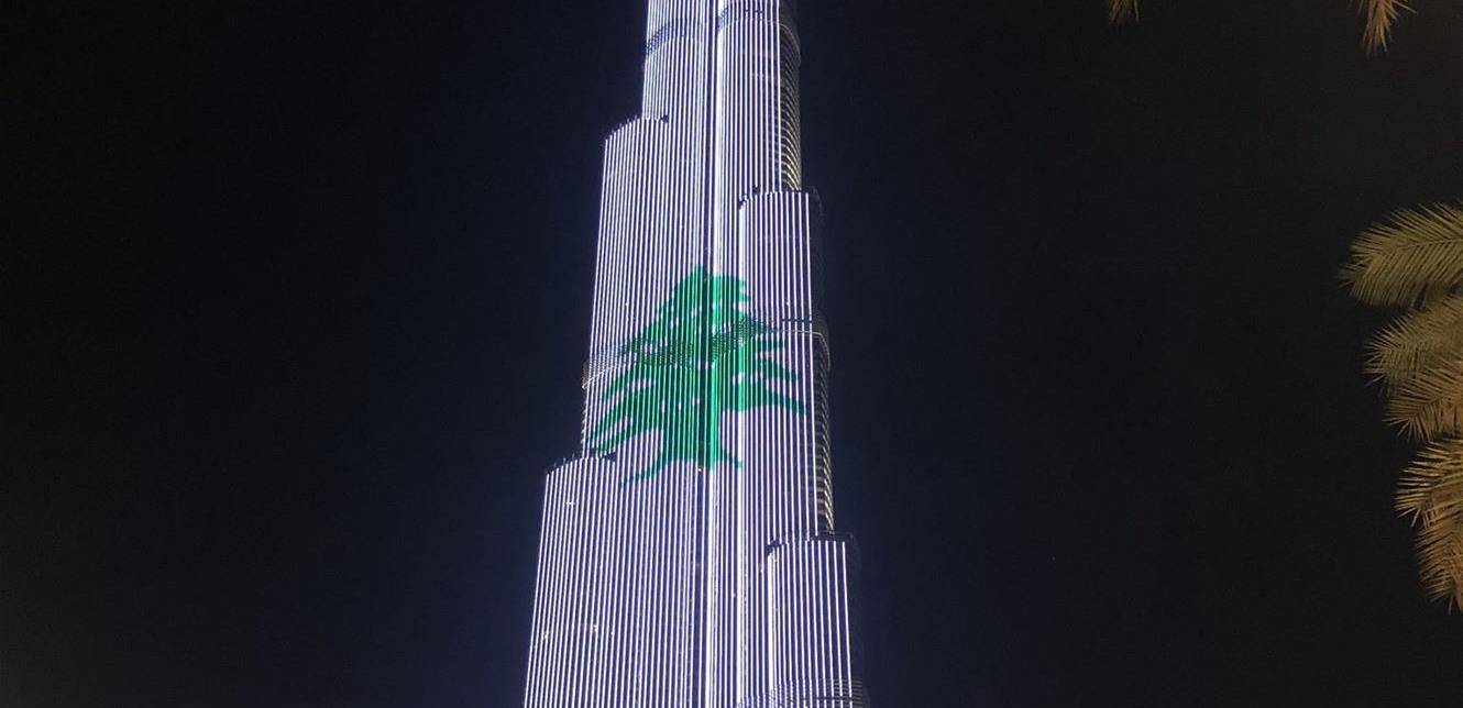 برج خلفية مضاء بالعلم اللبناني بذكرى الإستقلال