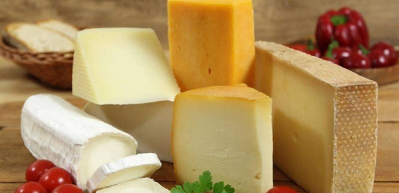 ماذا يحدث للأجبان بعد تجميدها.. وهل يُنصَح بذلك؟