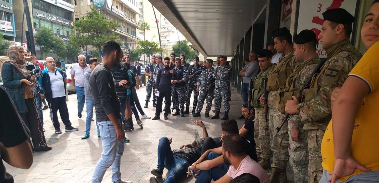 محتجون اقفلوا مكاتب الصيارفة في حلبا