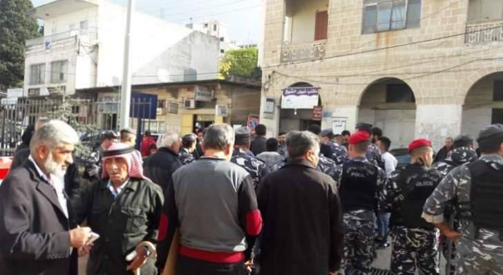 إعتصام أمام عدد من المرافق العامة في حلبا