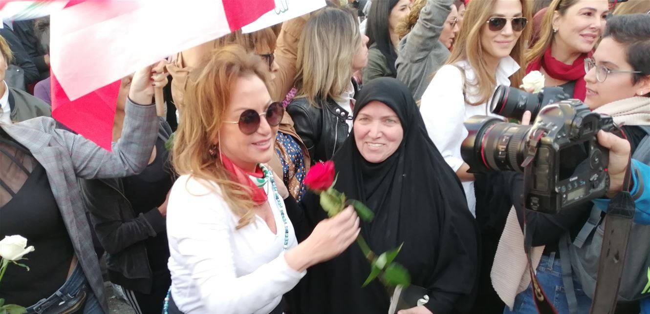 استقبال بالورود لمسيرة نسائية من برج الغزال الى الخندق الغميق