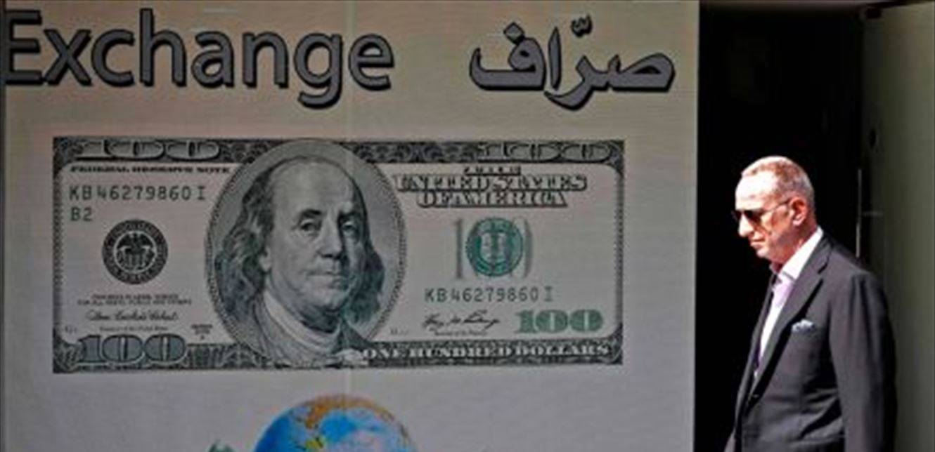 "فايننشال تايمز": هكذا يتم تهريب الدولارات إلى دمشق.. وسوريون أسسوا المصارف اللبنانية