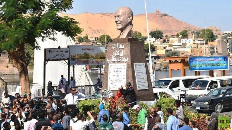 مصر.. إزاحة الستار عن تمثال الدكتور مجدى يعقوب