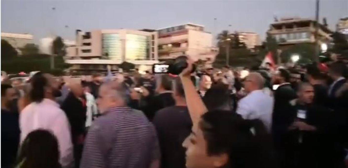 ناشطون يتظاهرون أمام القصر الجمهوري وإشكال مع "الوطني الحر"