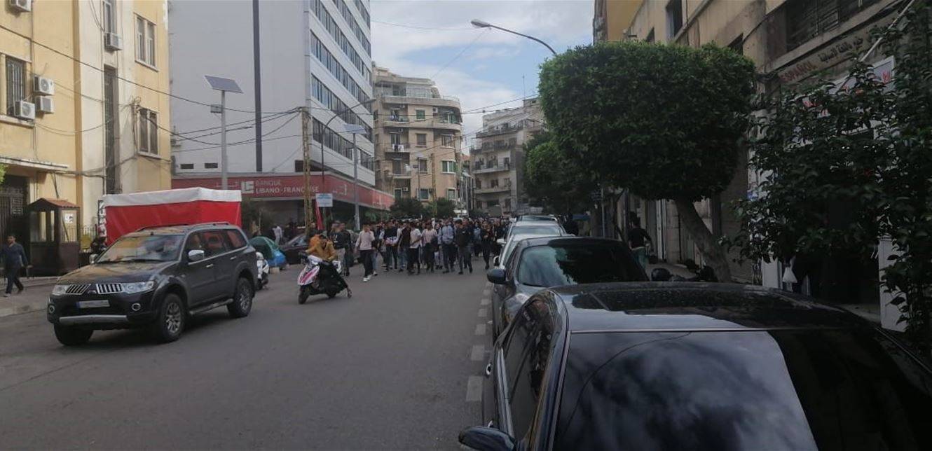 اعتصامات واقفال مؤسسات عامة ومدارس في طرابلس.. والطلاب في طليعة المسيرة
