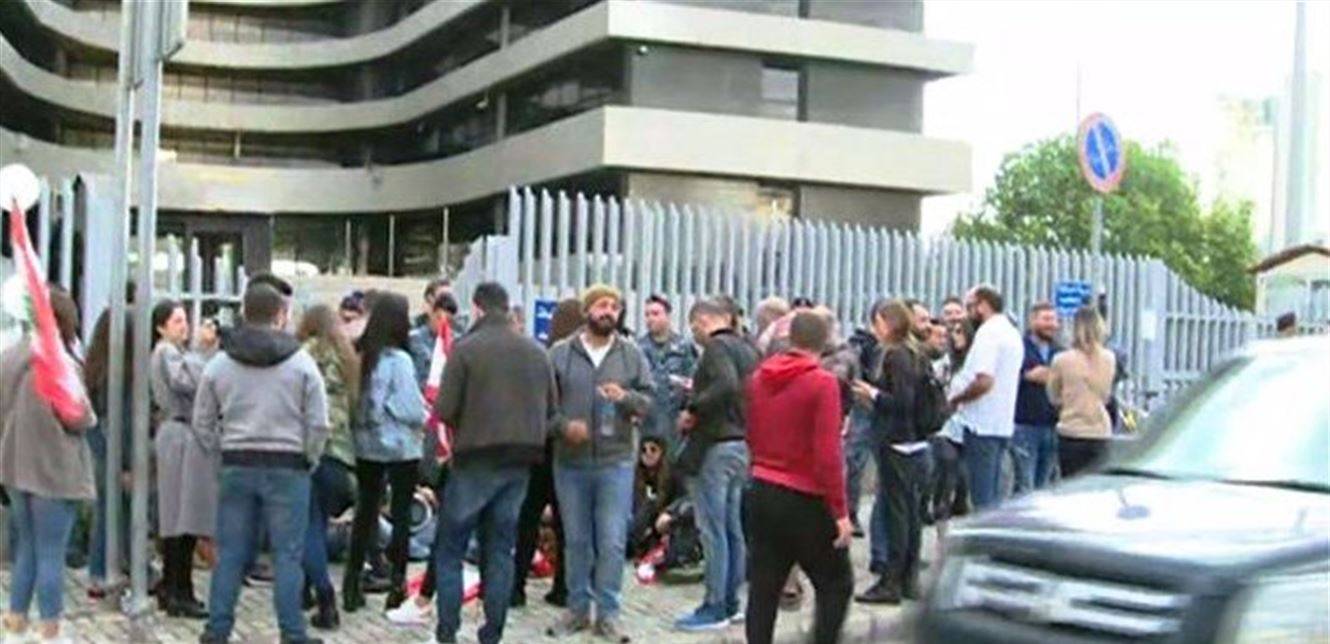 شبان أقفلوا مداخل مبنى الـ TVA