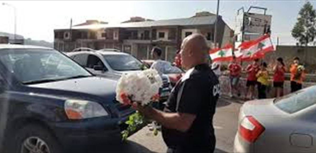 توزيع ورود على الجيش في ساحة حلبا