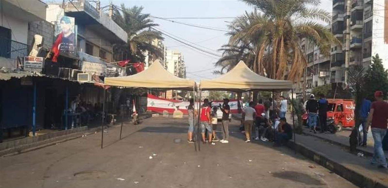 بعد قطعه من قبل محتجين.. نصب خيم على اوتوستراد البداوي