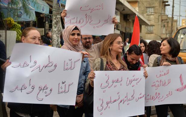 البلاد «قاب قوسين» من الفتنة مع لعبة «الصولد» الحكومي والنقدي
من يستفيد من الإنجرار مع الطابور الخامس ويتجاهل نقاط التلاقي؟