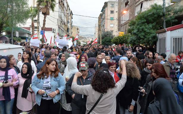 تظاهرة أمام مصرف لبنان.. ومُصمّمو شعر انضموا «لقصّ الفوائد»