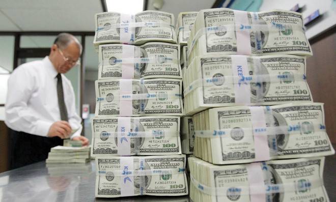 الدولار يتمسك بمكانته كأكثر العملات أهمية في العالم