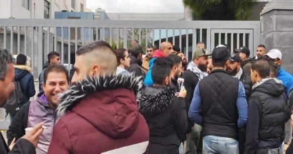 المحتجون يعتصمون أمام عدد من المرافق العامة في طرابلس