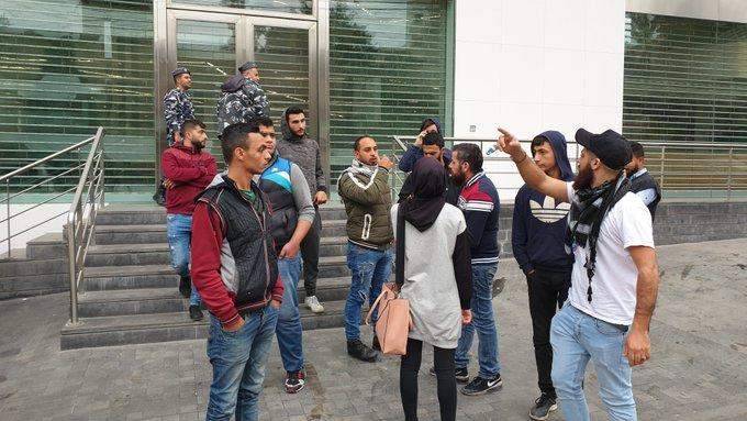 المحتجون يغلقون المصارف في حلبا