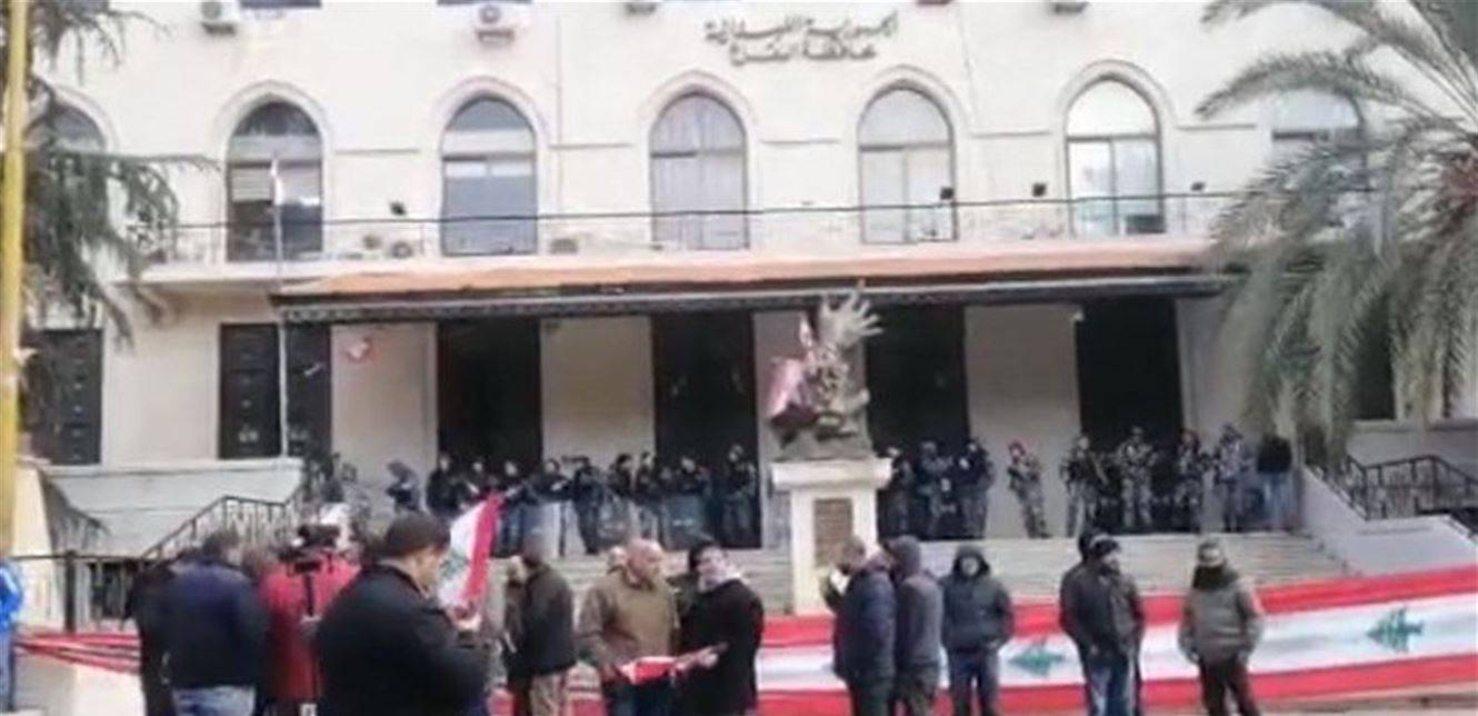 المعتصمون أقفلوا مدخل سراي زحلة بعلم لبناني كبير
