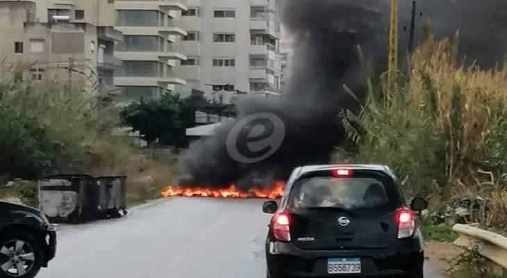الطريق البحرية في الكسليك مقطوعة بالإطارات المشتعلة