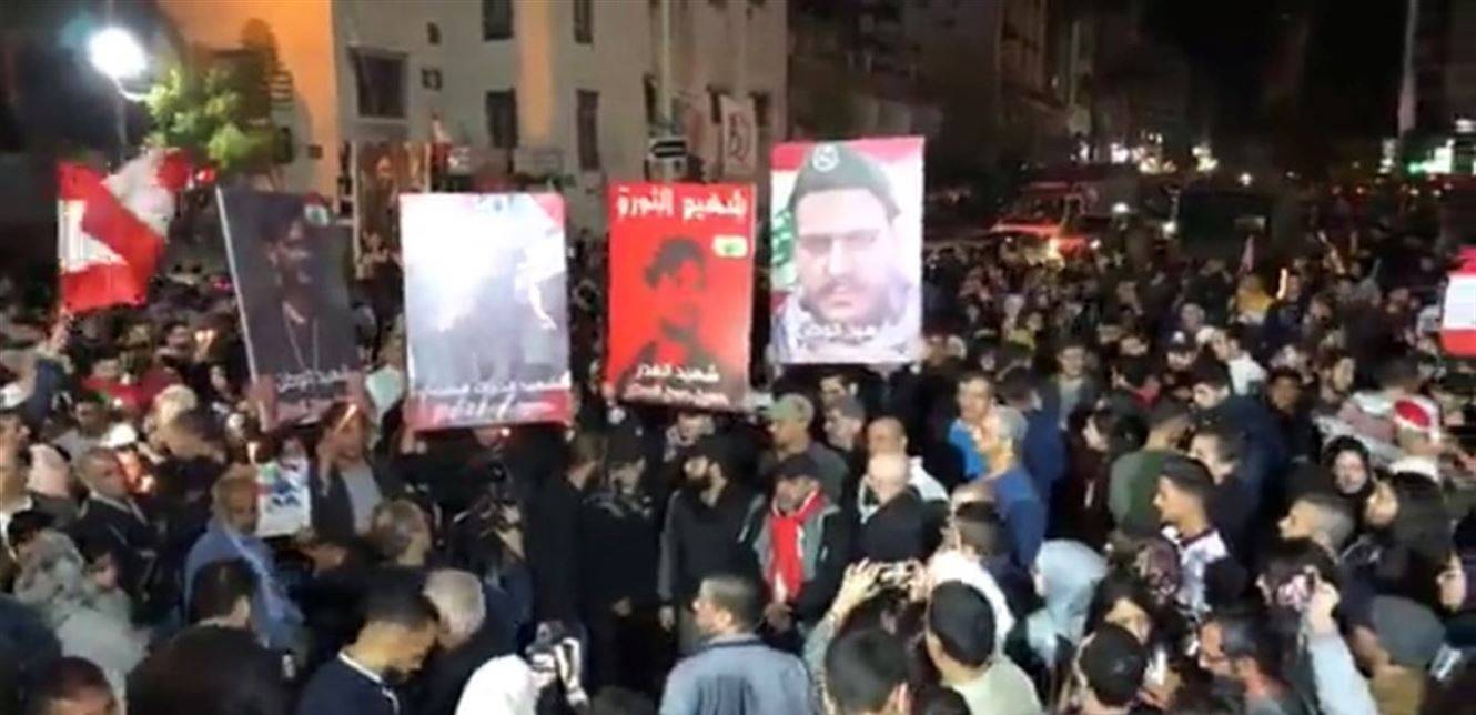 إضاءة شموع تحية لروح حسين العطار في صيدا ومسيرة باتجاه مصرف لبنان