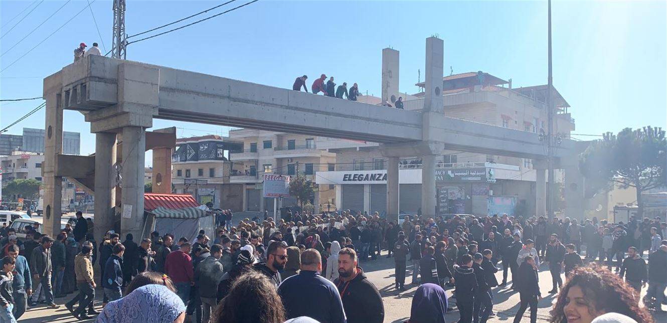 قطع طريق سعدنايل احتجاجاً على توقيف اكثر من 20 شخصاً من ابناء البلدة