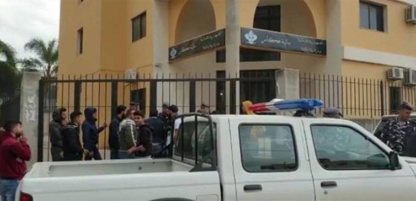 محتجون يقفلون الدوائر الرسمية في حلبا