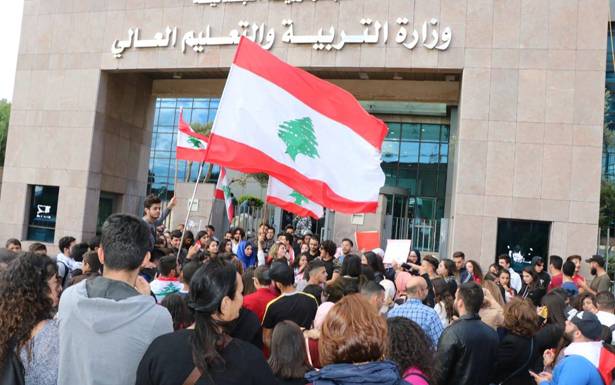 الحراك يحيي قطع الطرقات : كرّ وفرّ على جسر «الرينغ»... اعتصامات طلابيّة أمام «التربية ودعوة للاضراب في صيدا