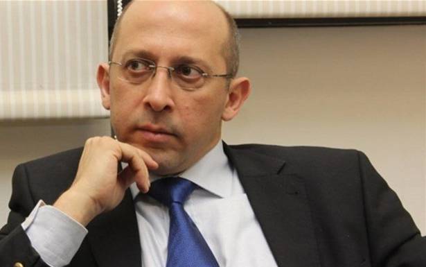 آلان عون : هل بقاء النواب في منازلهم وزيادة البطالة السياسية هو الحل؟