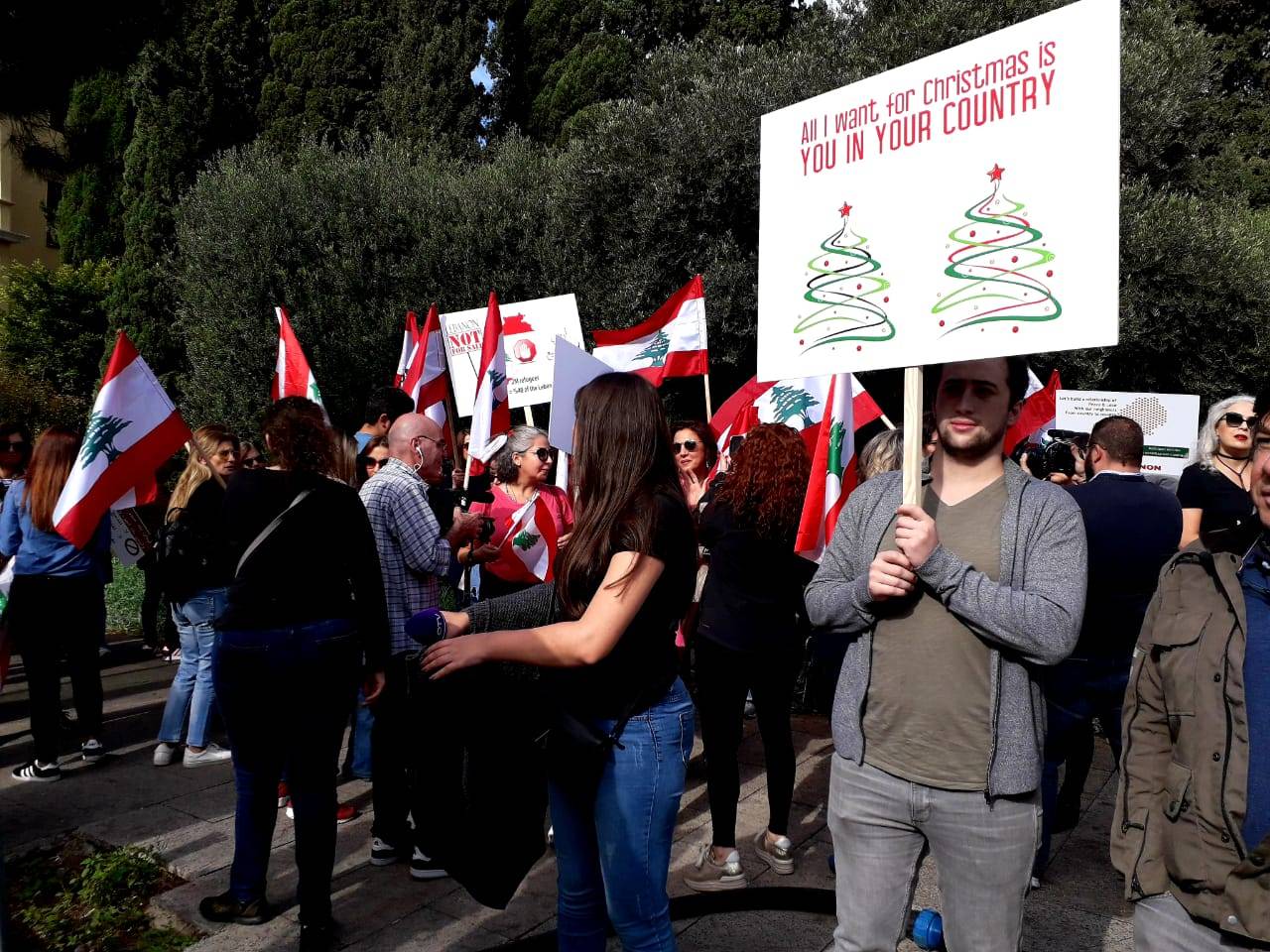 «الجار قبل الـــــدار» مسيرة أمهات من الـرينـغ الــى الـخــنــدق الغميق
تـجمّع أمام سفارة الإتحاد الأوروبــي للمُطالبة بـعودة الــلاجئين الـى بــلادهـــم
واحتجاجات أمام فروع مصرف لـبـنــان للمُـطــالبة بــاسترجاع الأموال الـمنهوبـــة