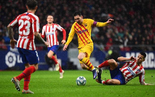 لدغات ميسي القاتلة تنقذ برشلونة في الدوري الاسباني