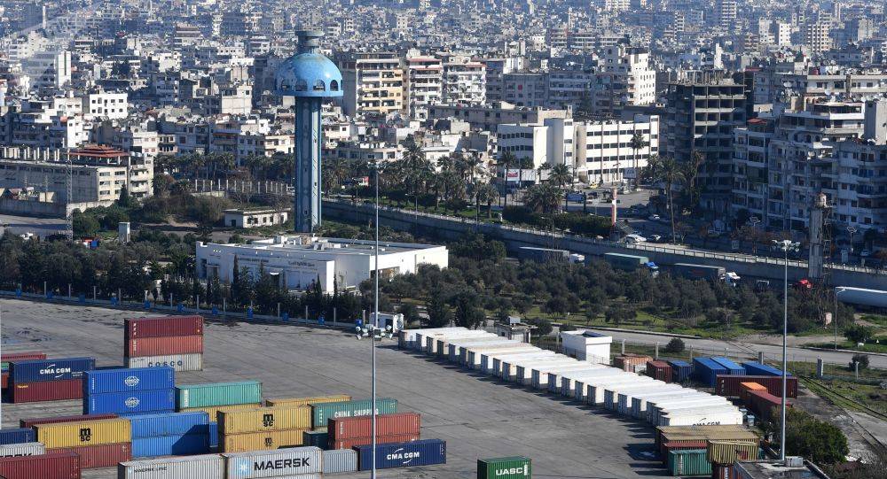 الدولار يواصل انخفاضه في سوريا... والحكومة تفرض "طوقا جمركيا من العيار الثقيل"