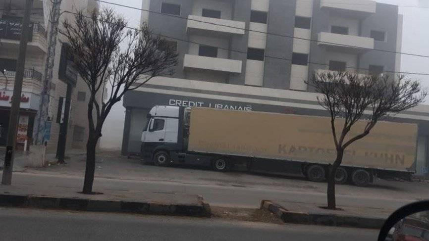 بالصورة: مواطن أقفل مدخل مصرف في بر الياس بشاحنة نقل طويلة