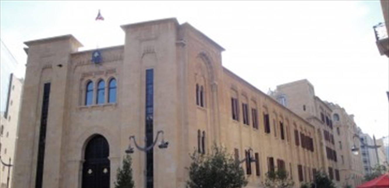 تدافع بين المتظاهرين والقوى الأمنية عند مدخل مجلس النواب