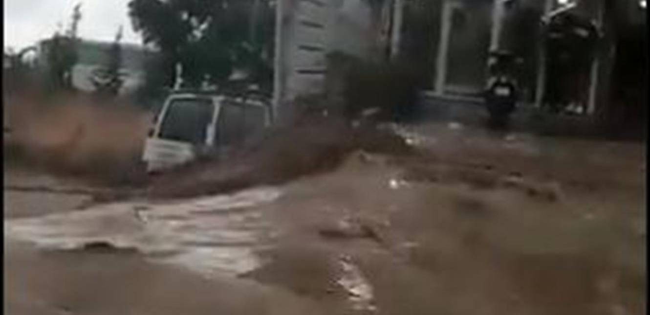 من مشاهد الفياضانات.. مواطنة تستغيث بعد أن حاصرتها السيول الجارفة (فيديو)